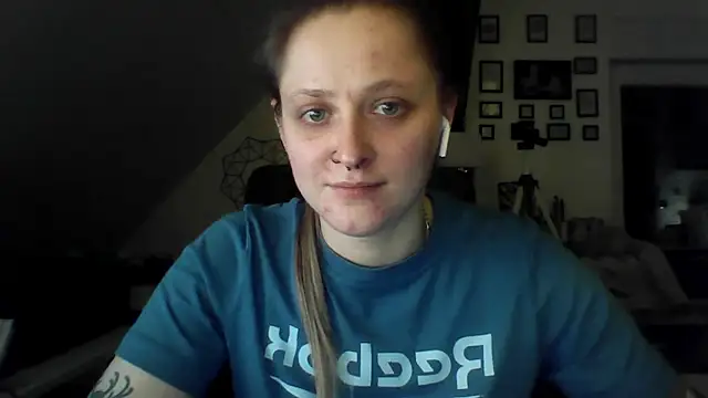 LeaWetGirl live cam on StripChat