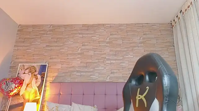 katalinahell2 live cam on StripChat