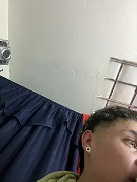 liam_hot77 live cam on StripChat