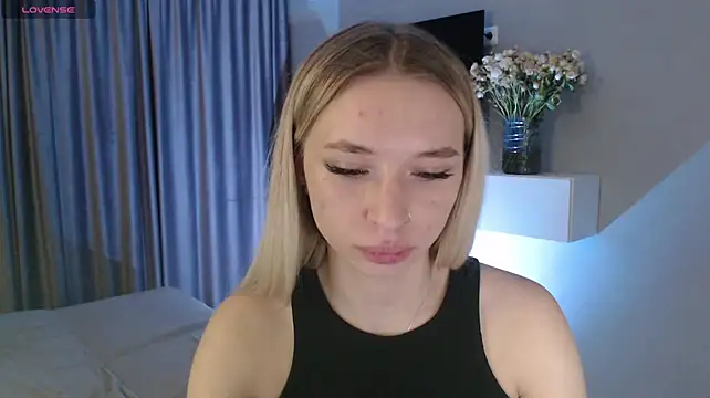 Emily_Hartt live cam on StripChat