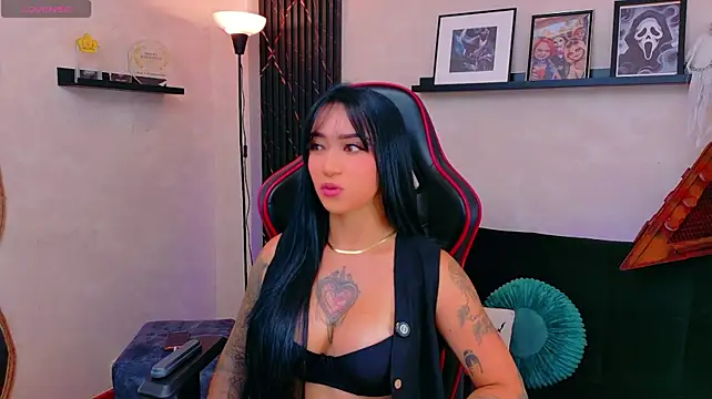 EmmyEvans1 live cam on StripChat