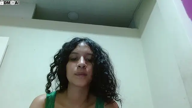 AlinaWoolf_ live cam on StripChat