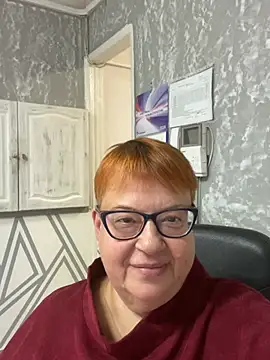 klio5678 (F mature) - naked for 5 minutes