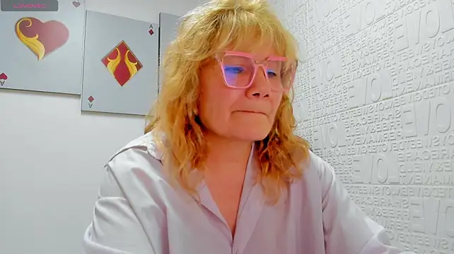salomeediaz_ (F mature) - chinese balls in the pussy