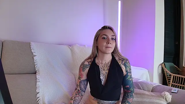 tattoobbgirl (F young) - naked 15 mins