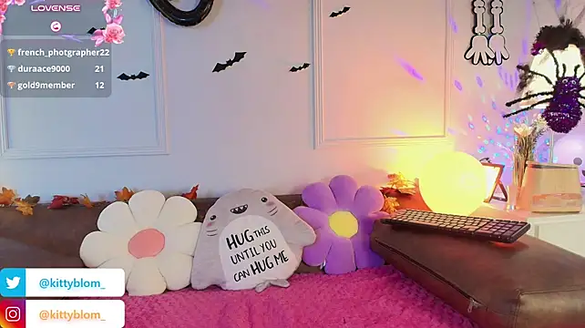 kittyblooms live cam on StripChat
