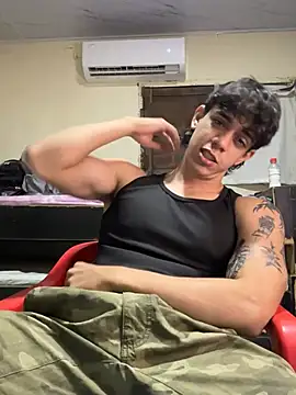 valdren_vylord live on Stripchat
