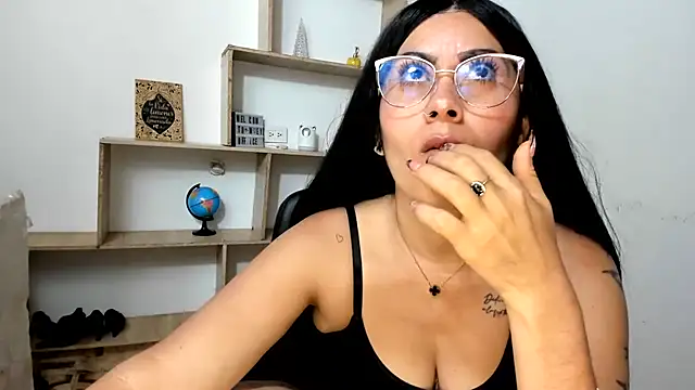 Tania_mature live cam on StripChat
