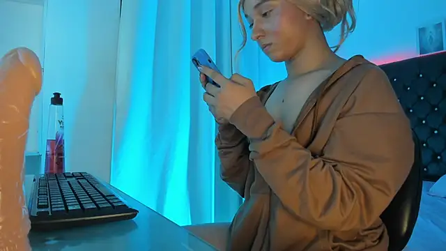 bellaroge (T teen) - 2 fingers in my ass