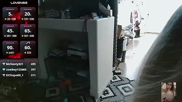 Blondiewithanass webcam