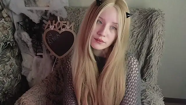 sarakaell (F young) - topless 5 minutes and dance ^^