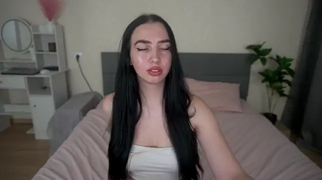wildkittenx_ (F teen) - holes are close to cam