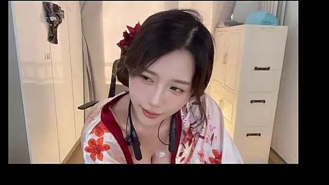 yiyi5588 (F young) - 早上好 完成目标全裸直播10分钟