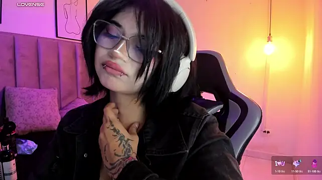 Kitty_Gang live cam on StripChat