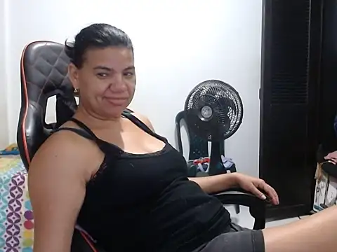Adriana_0312 live cam on StripChat