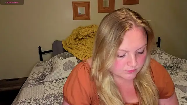Phatassblonde live cam on StripChat