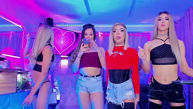 Queens_Wonders_Blonders live cam on StripChat