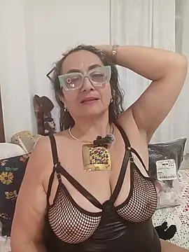 AlessandraLeroy1 live cam on StripChat
