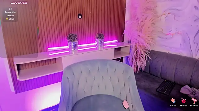 SelenaRogerss live cam on StripChat