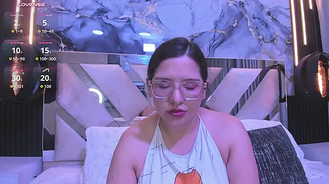 MiaLaurenzz live cam on StripChat