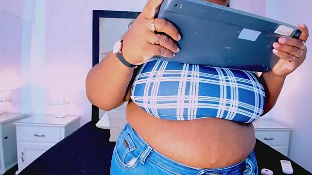 TreisyVixen live cam on StripChat