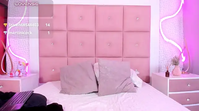 KELLYNEBETHM live cam on StripChat