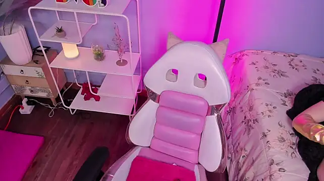 Nina_Thomps