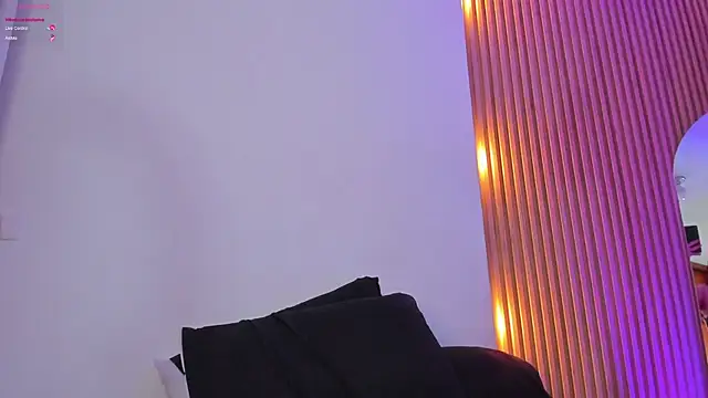 EmmaBecket001 live cam on StripChat