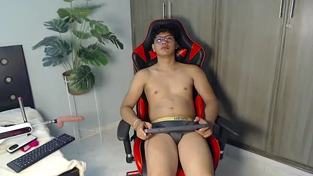 Mikertorres live cam on StripChat