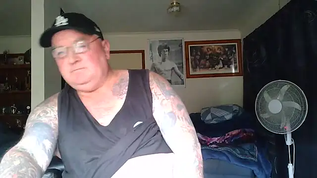 kinkyblueyes69 (M mature) - CLOTHES OFF NAKED