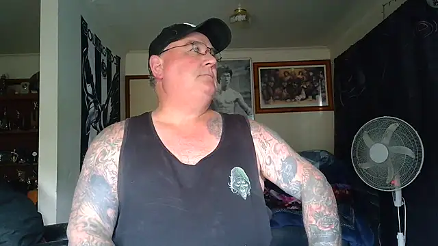 kinkyblueyes69 (M mature) - CLOTHES OFF NAKED