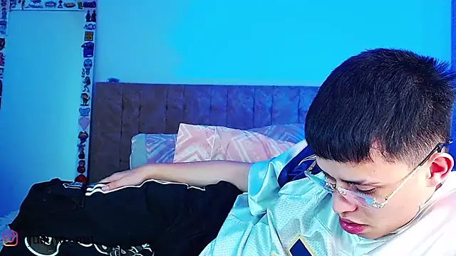 _justinmoon2 live cam on StripChat