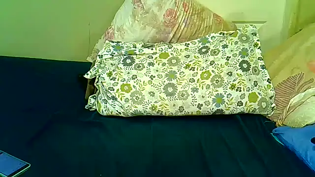 bigbootycurvemilf2 live cam on StripChat