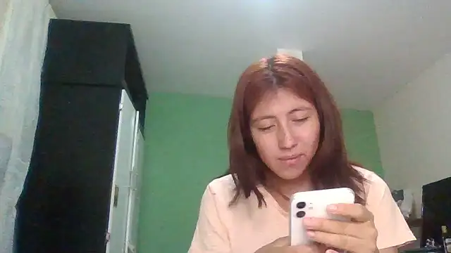 sarah12333 live cam on StripChat