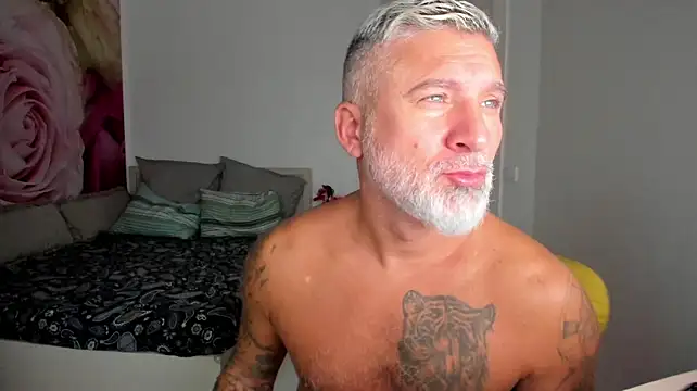 BlowMyXXL live sex cam