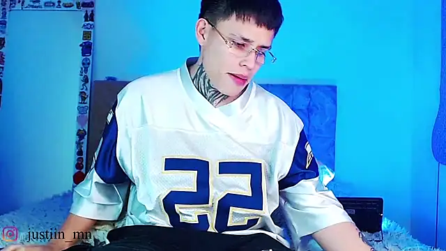 _justinmoon2 live cam on StripChat