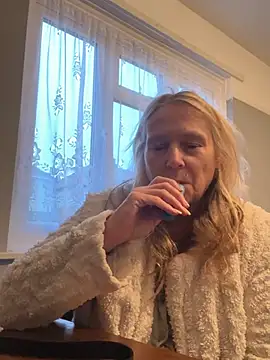 Blondnboujee53