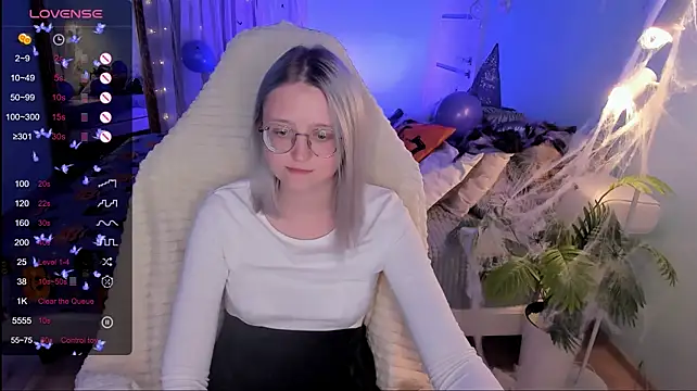 LunarGlow live cam on StripChat