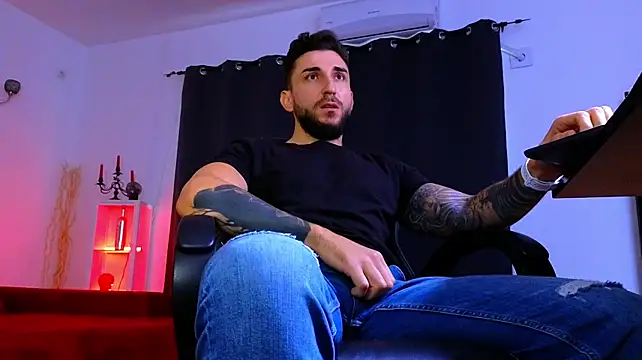 MightyAaron66 live cam on StripChat