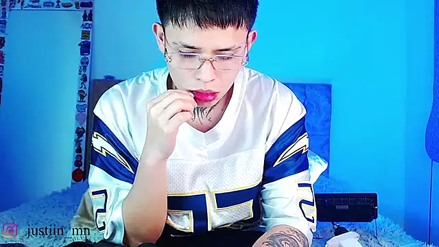 _justinmoon2 live cam on StripChat