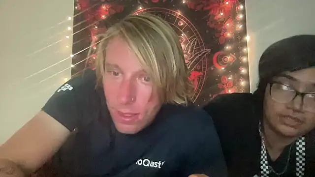 NikkiAndJohnny777 live cam on StripChat