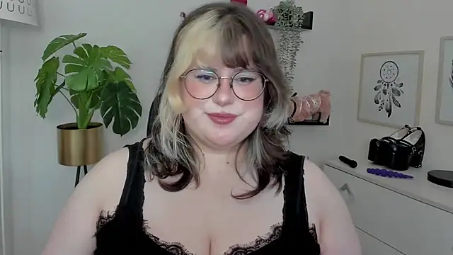 OpheliaLush live cam on StripChat