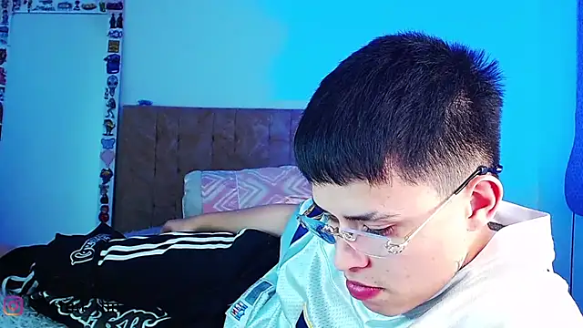 _justinmoon2 live cam on StripChat