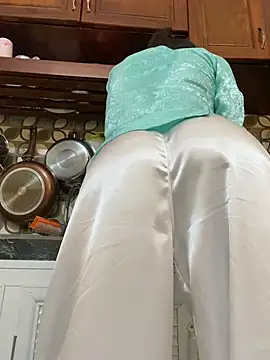 NINA2102 live cam on StripChat