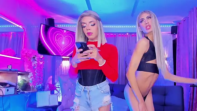 Queens_Wonders_Blonders live cam on StripChat