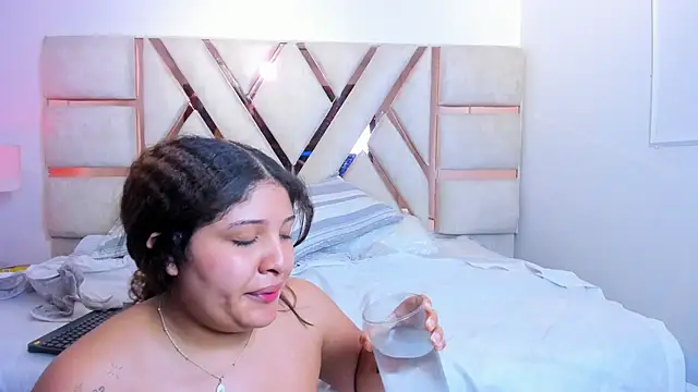 adamyevevg live cam on StripChat
