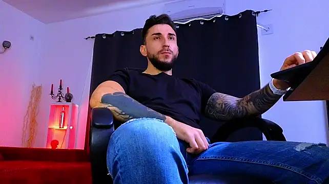 MightyAaron66 live cam on StripChat