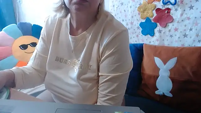 QueenLana live cam on StripChat