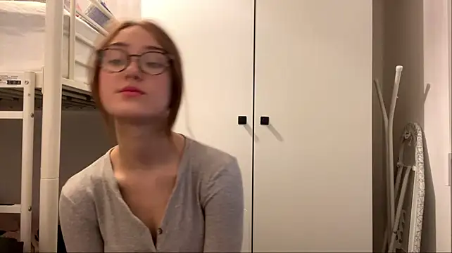 sereneglowz live cam on StripChat