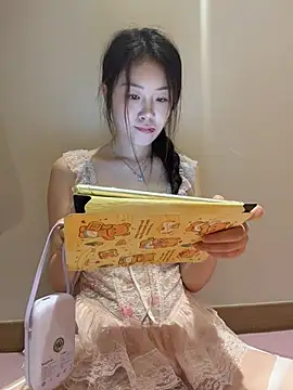 zhenzhu443 (F young) - 真空去走廊爬行一圈